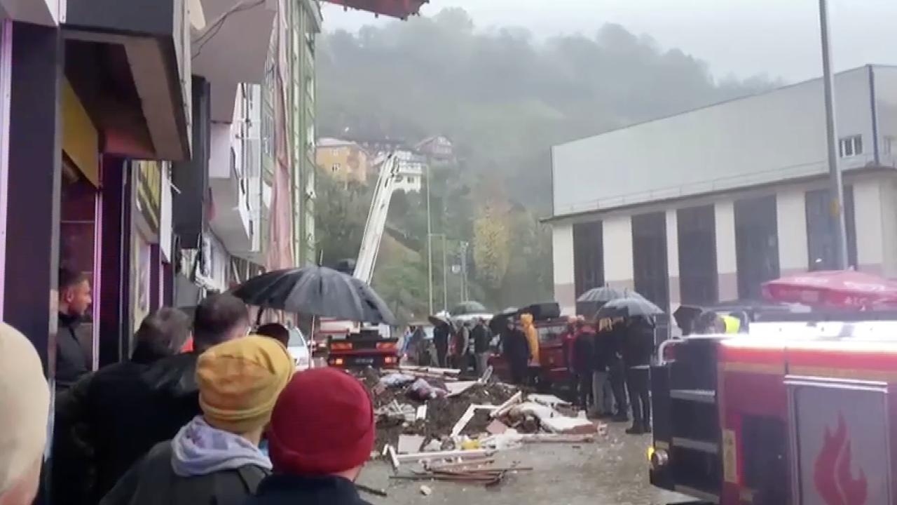 Çayeli ilçesinde etkili olan yoğun yağış sonrası meydana gelen heyelanda