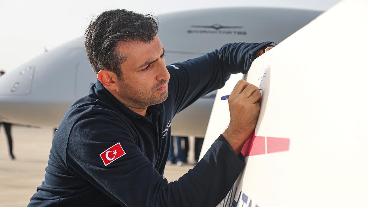 Bayraktar TB3 kısa pistli gemiden iniş kalkış yapmayı başaran ilk