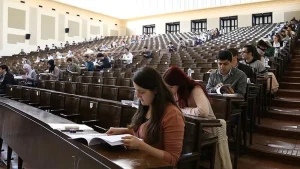 Kasım ayı yaklaştıkça üniversite öğrencileri arasında “Üniversitelerde ara tatil var