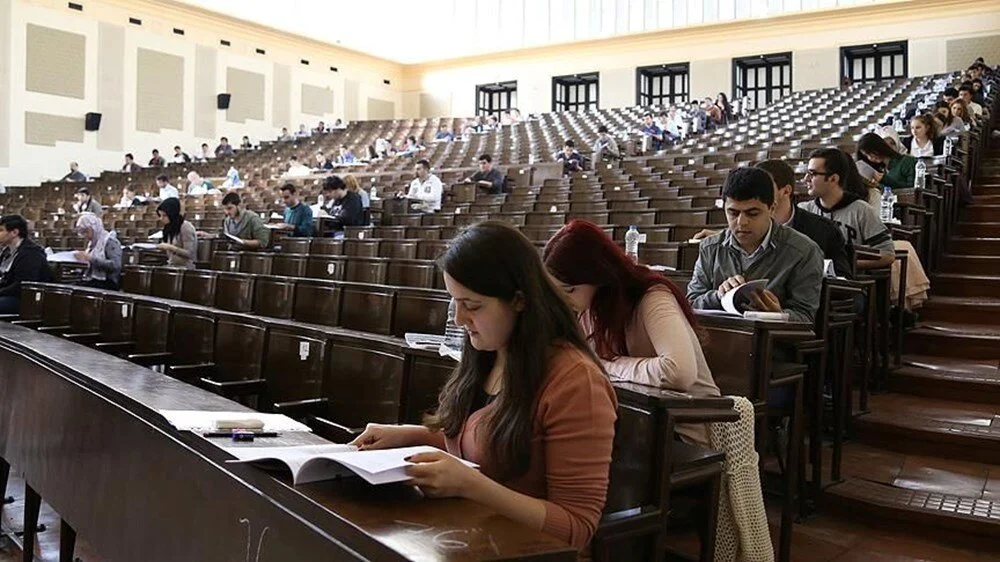 Kasım ayı yaklaştıkça üniversite öğrencileri arasında “Üniversitelerde ara tatil var