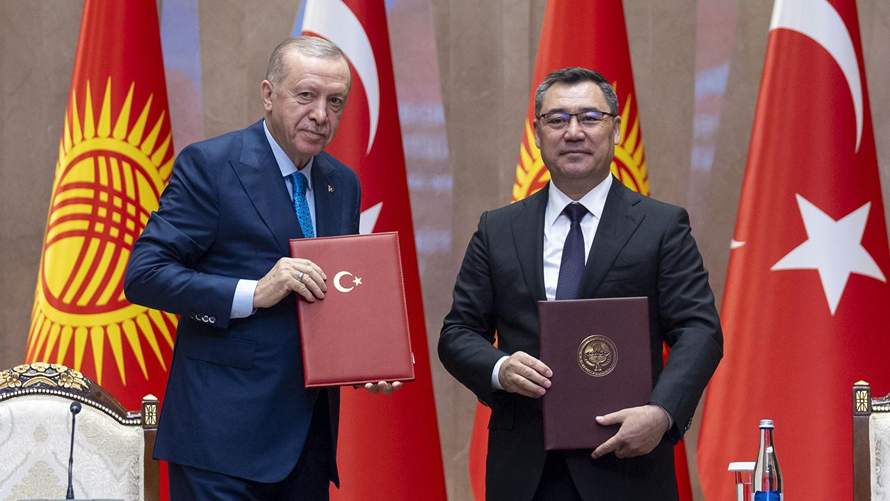 Bişkek’teki Cumhurbaşkanlığı Sarayı’nda baş başa ve heyetler arası görüşmelerin ardından