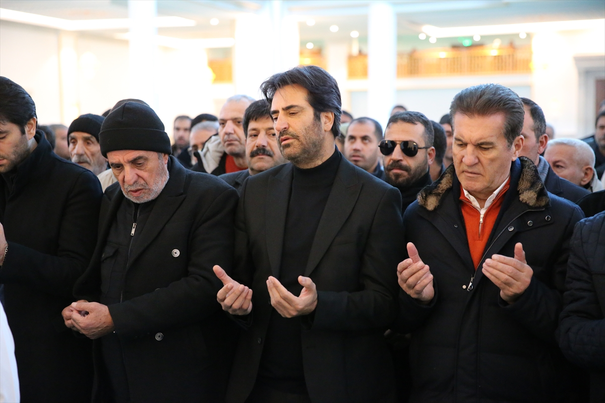 Mahsun Kırmızıgül’ün 99 yaşındaki annesi Faike Arık hayatını kaybetti. Arık