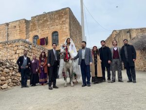 Hasan Doğan’ın yönetmenliğini üstlendiği “Gelenek Görenek” filmi, zengin kültürel dokusuyla