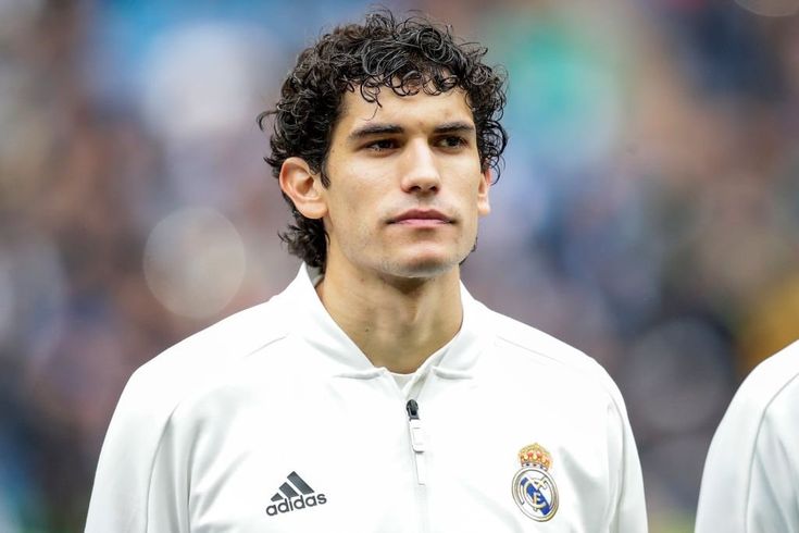 Granada forması giyen ve Real Madrid’in defans oyuncularından biri olarak