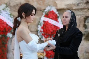 Kanal D ekranlarında yayınlanan ve izleyicilerden büyük ilgi gören Uzak