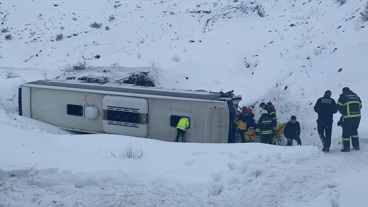 Erzincan-Sivas kara yolunun Sakaltutan mevkiinde bir yolcu otobüsü şarampole devrildi.