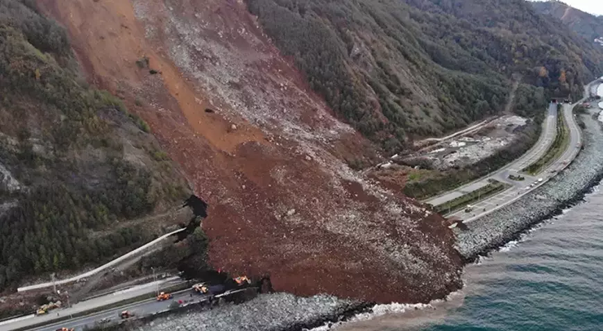 Artvin'de Heyelan Felaketi! Karadeniz Sahil Yolu'nda Dev Toprak Yığını