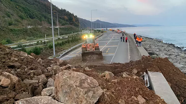 Artvin'de Heyelan Felaketi! Karadeniz Sahil Yolu'nda Dev Toprak Yığını