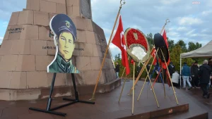 Yıldıztepe’deki Kubilay Şehitliği’nde gerçekleştirilen törene, CHP Genel Başkanı Özgür Özel,