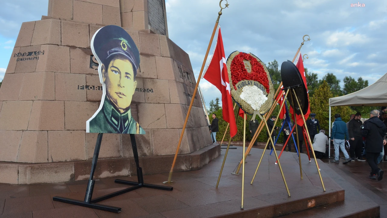 Yıldıztepe’deki Kubilay Şehitliği’nde gerçekleştirilen törene, CHP Genel Başkanı Özgür Özel,