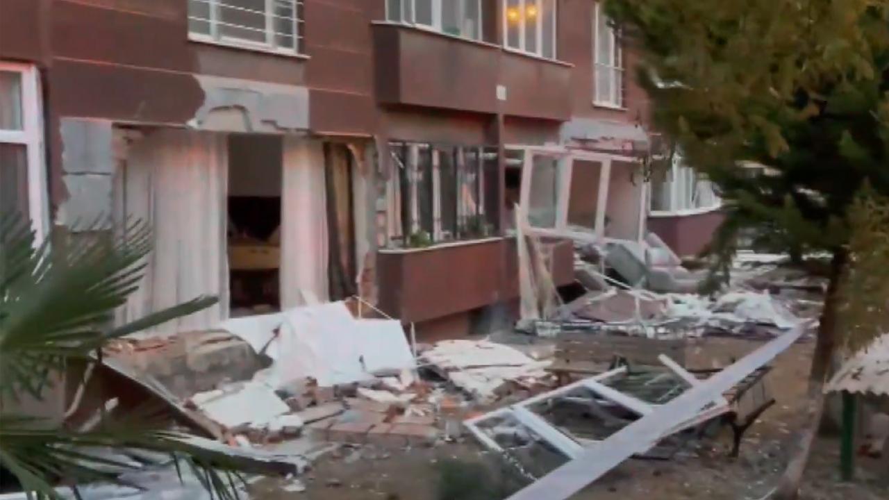 Beylikdüzü Adnan Kahveci Mahallesi Konak Caddesi’ndeki 14 katlı binanın giriş
