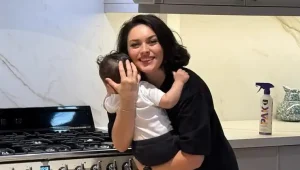 Ezgi Mola yaşında? Ezgi Mola, annelik arasından sonra ekranlara görkämli