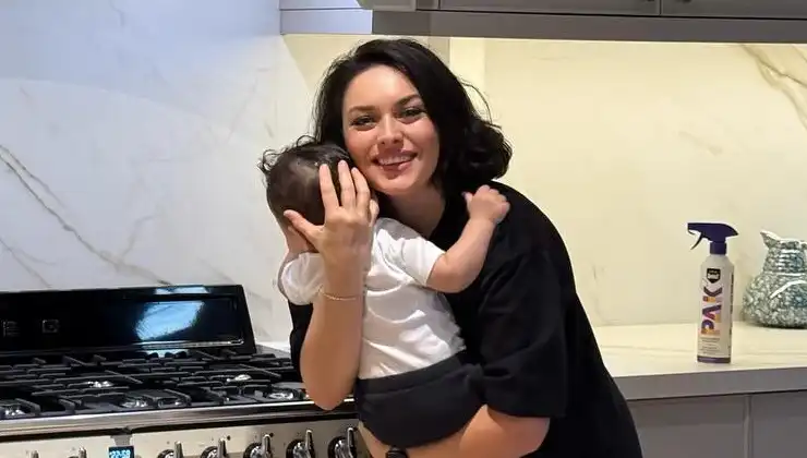 Ezgi Mola yaşında