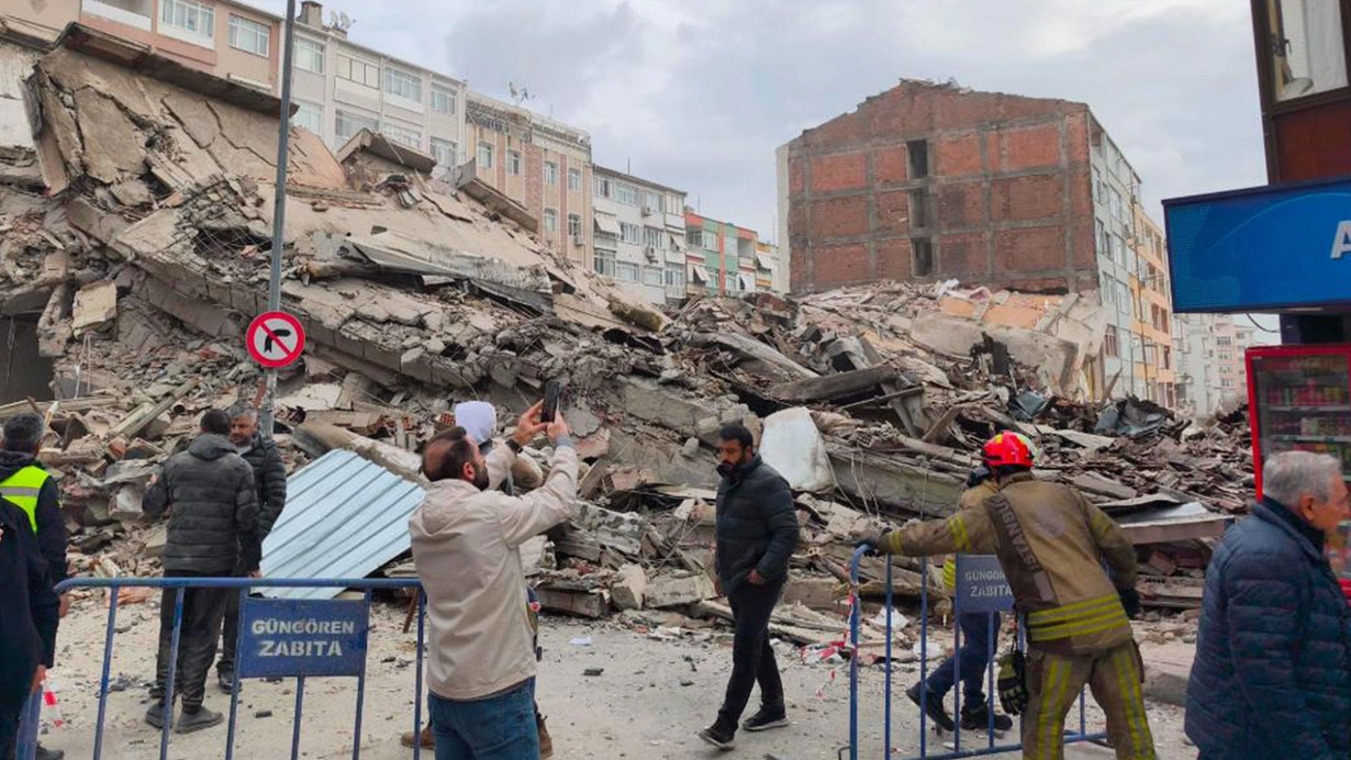 Güngören Haznedar Mahallesi’nde kentsel dönüşüm kapmasındaki bina yıkım çalışması sırasında