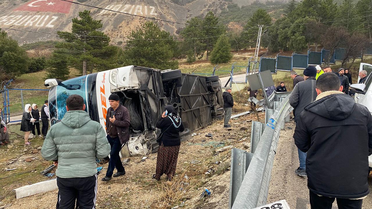 Yolcu otobüsü, Isparta-Eğirdir kara yolu Miskinler mevkiinde şarampole devrildi. İhbar