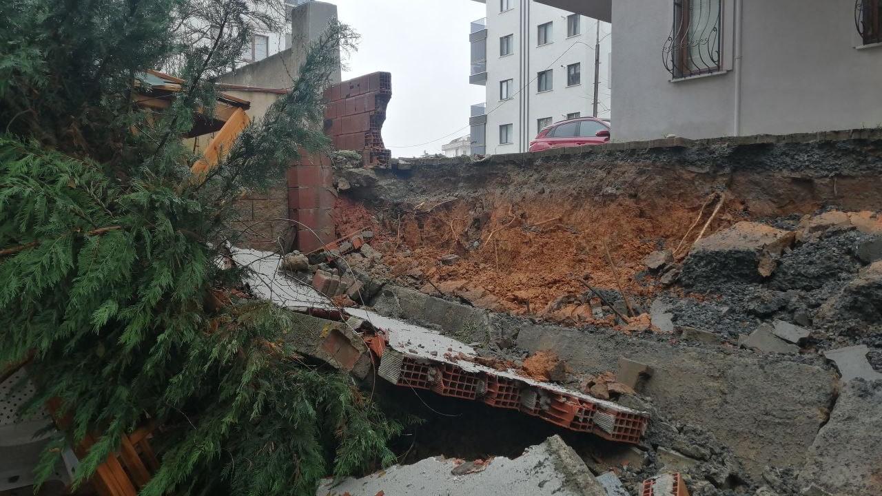 İstanbul’da etkili olan sağanak yağış nedeniyle iki apartman arasında bulunan