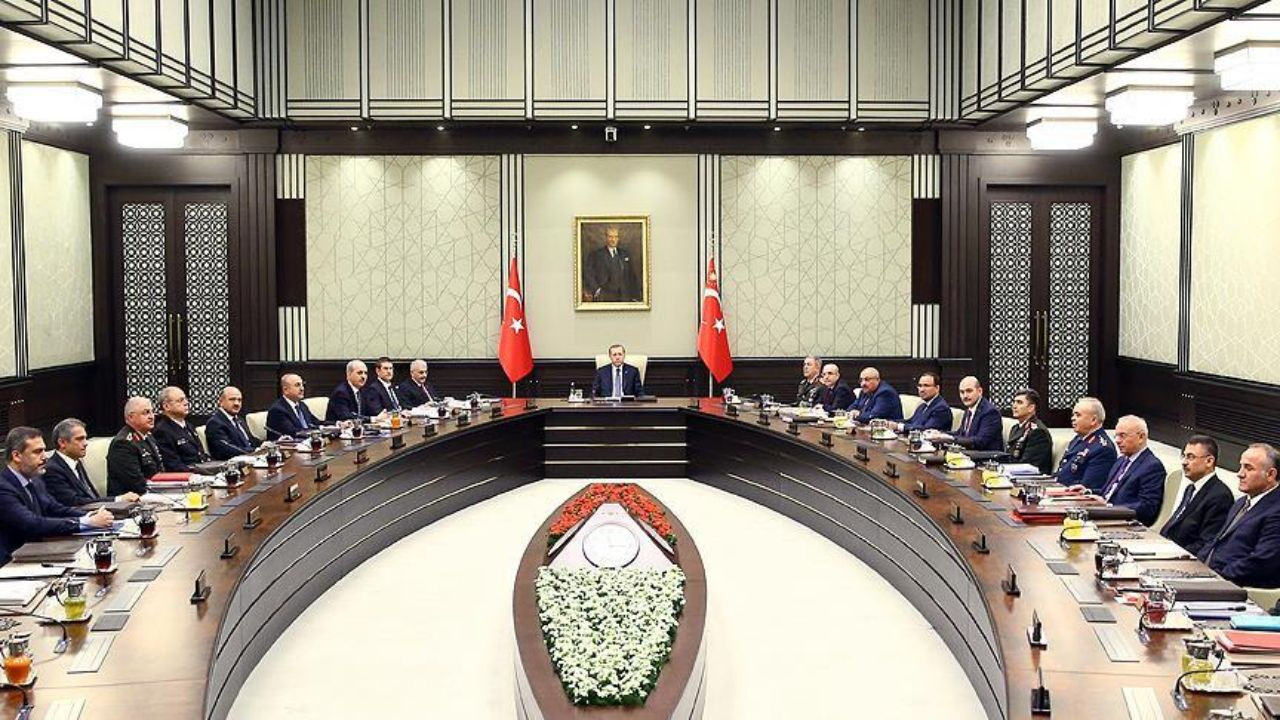 Halk arasında “Devletin Gizli Anayasası” olarak adlandırılan Kırmızı Kitap, Türkiye’nin