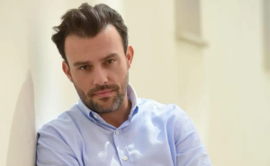   Başarılı oyuncu Salih Bademci, kariyerine bir yenilik daha ekleyerek