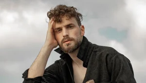 Uzak Şehir Özkan kimdir? Uzak Şehir, izleyiciyi derin bir aile