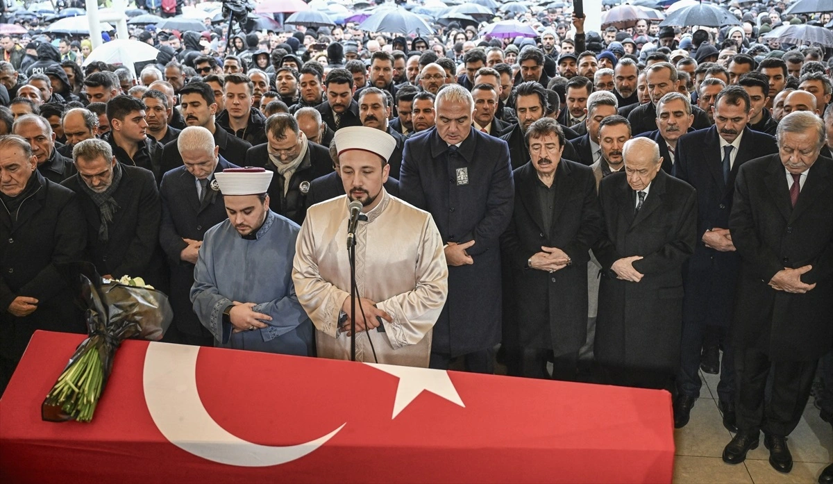 Arabesk müziğin usta seslerinden Ferdi Tayfur, 79 yaşında hayatını kaybetti.