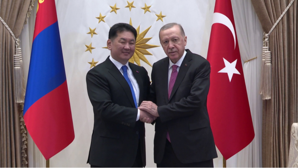 Ukhnaa’nın makam aracını, Cumhurbaşkanlığı Külliyesi önündeki caddede karşılayan süvariler, araca