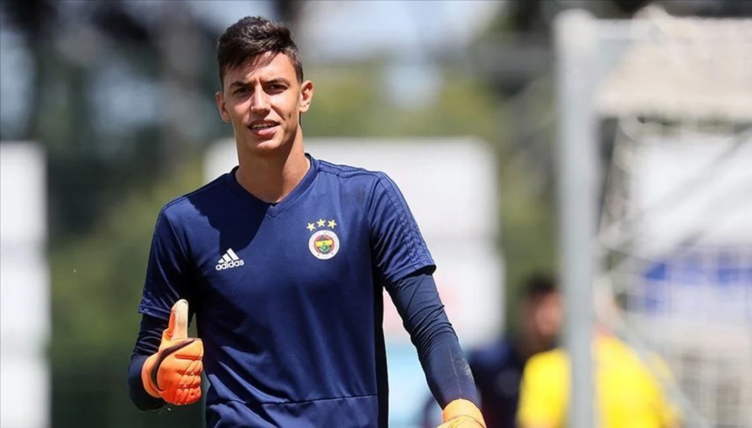 Türk futbolunun gelecek vadeden kalecilerinden biri olan Berke Özer, transfer