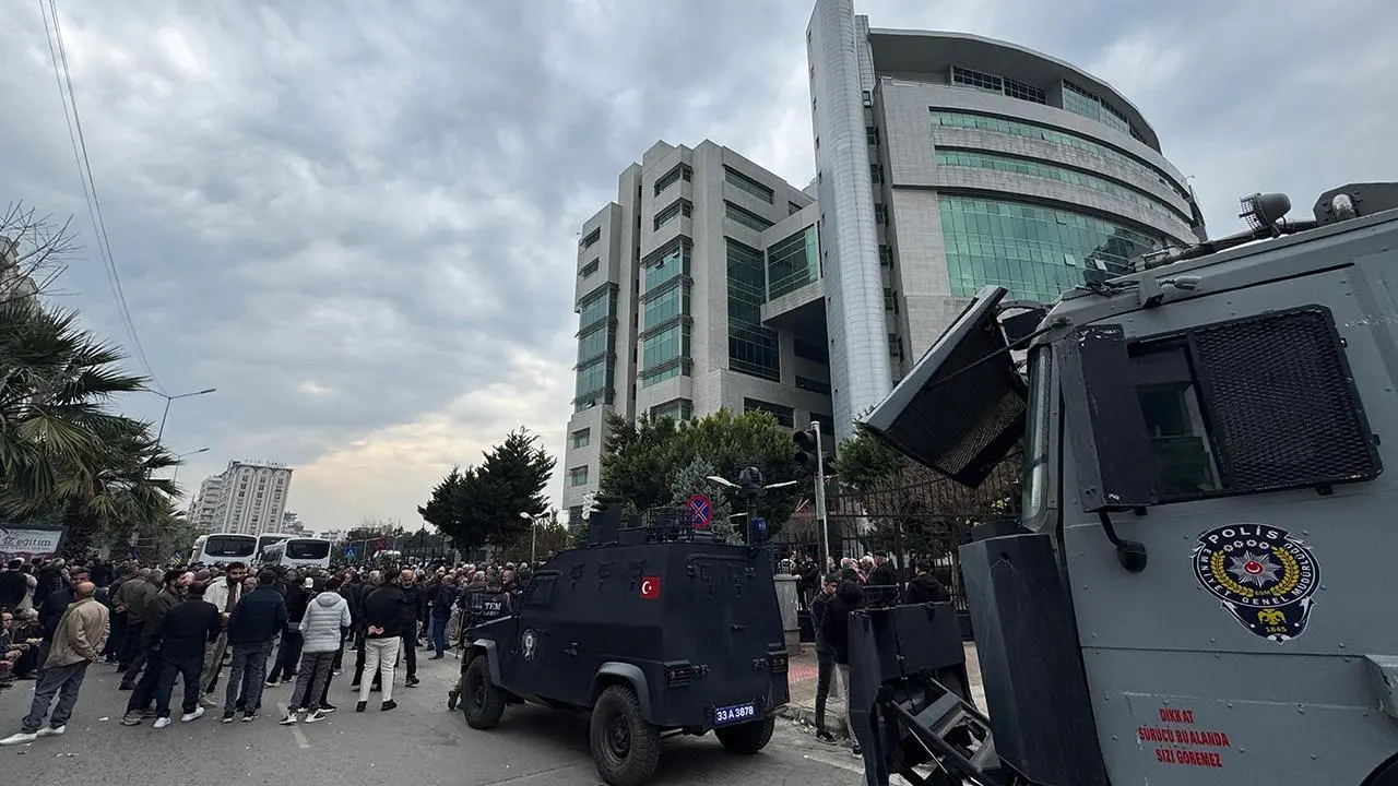 İçişleri Bakanlığı’ndan yapılan açıklamada, Mersin’in Akdeniz Belediye Başkanı Sarıyıldız’ın “terör