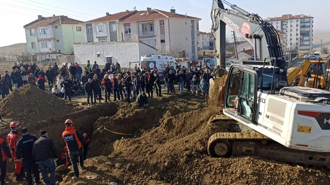 Polatlı ilçesindeki Şentepe Mahallesi’nde yapımı tamamlanan bir apartmanın kanalizasyon bağlantısı