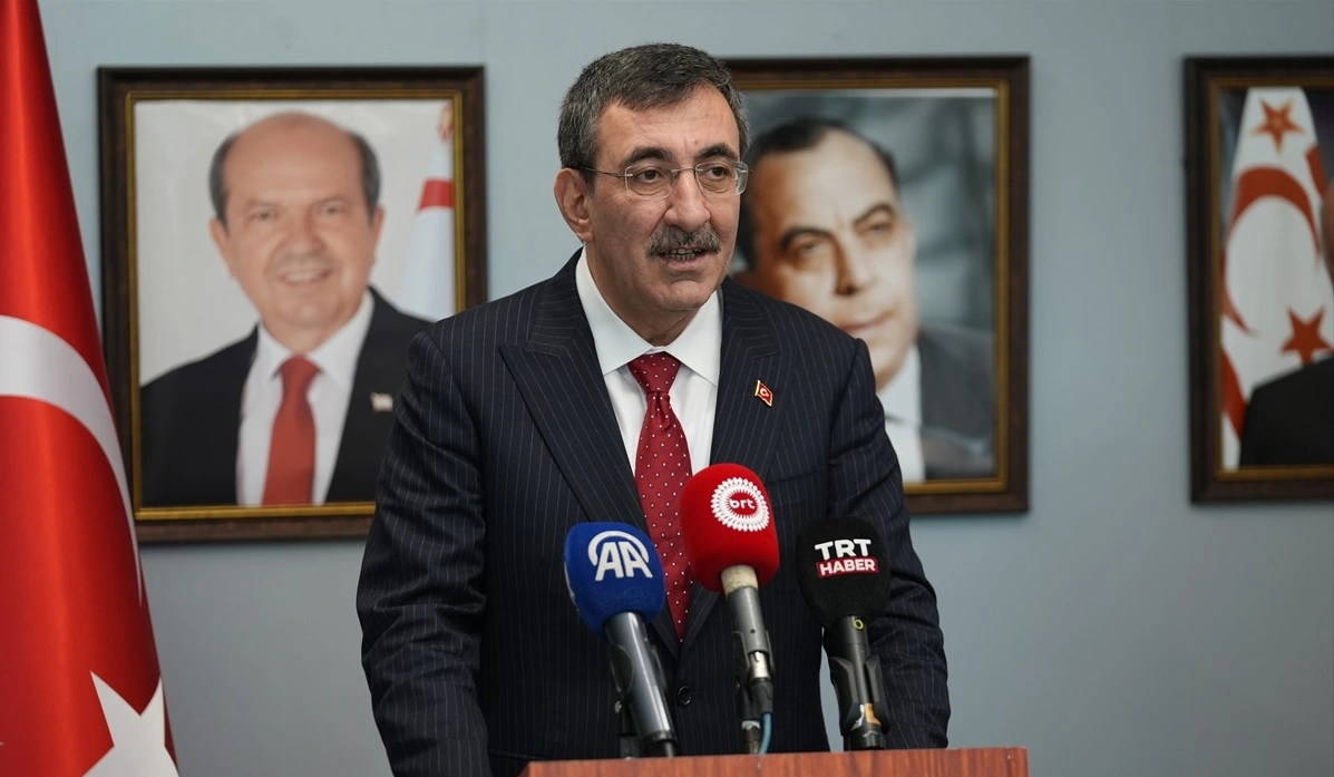 Çeşitli temaslarda bulunmak üzere başkent Lefkoşa’ya gelen Yılmaz’ı, Ercan Havalimanı’nda