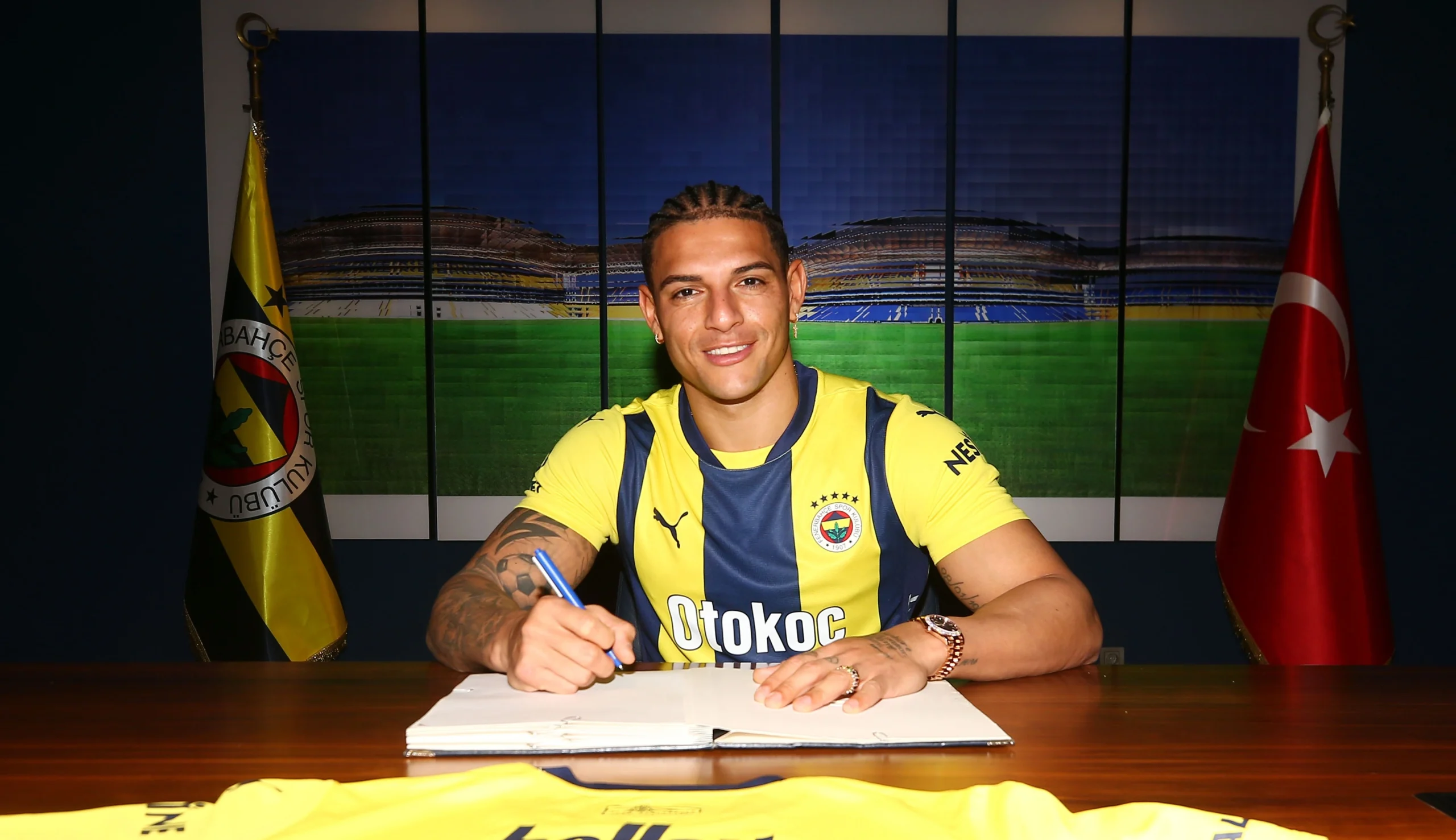 Fenerbahçe Kulübü, Brezilyalı stoper Diego Carlos ile anlaşma sağlandığını duyurdu.