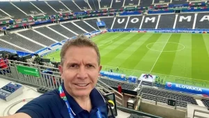 Ünlü spiker Erdoğan Arıkan, Türkiye’nin sevilen spor spikerlerinden biri olarak