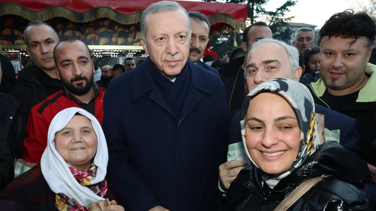 Cumhurbaşkanı Recep Tayyip Erdoğan, İstanbul Sultanahmet meydanında vatandaşları selamladı, Regaip