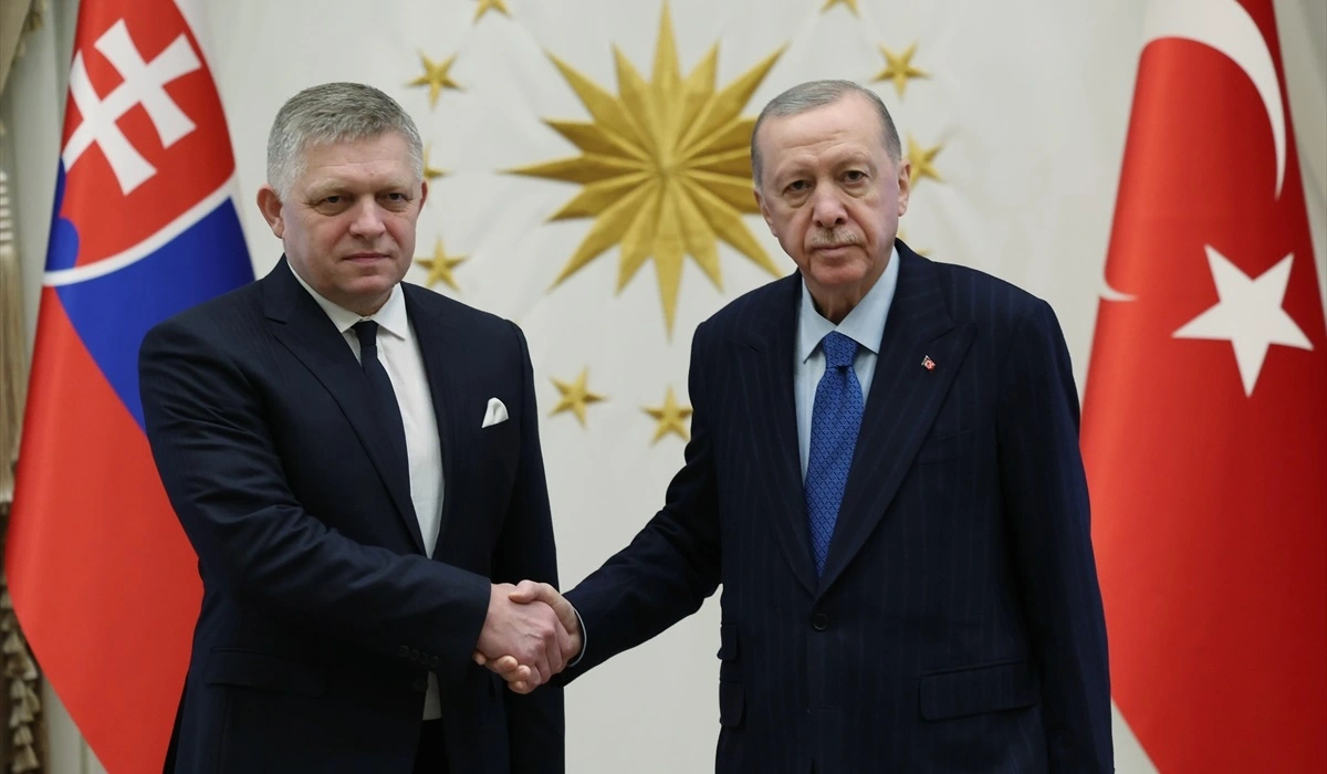 Slovakya Başbakanı Robert Fico’nun makam aracını, Cumhurbaşkanlığı Külliyesi önündeki caddede
