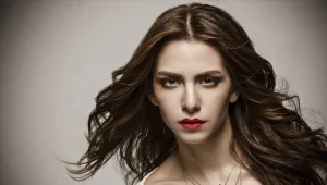 Ezgi Asaroğlu Kimdir? Ezgi Asaroğlu, Türk televizyon ve sinema dünyasının