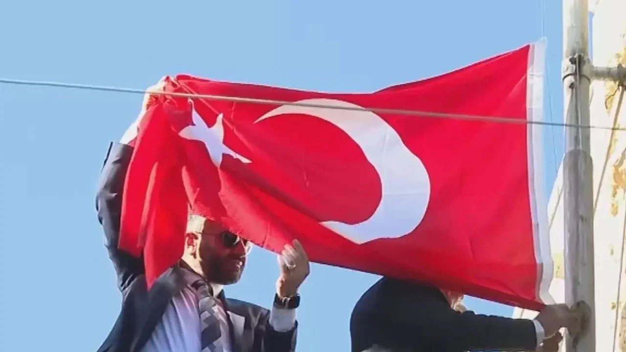 Türkiye’nin Halep Başkonsolosluğu’nda 13 yıl sonra Türk bayrağı göndere çekildi.