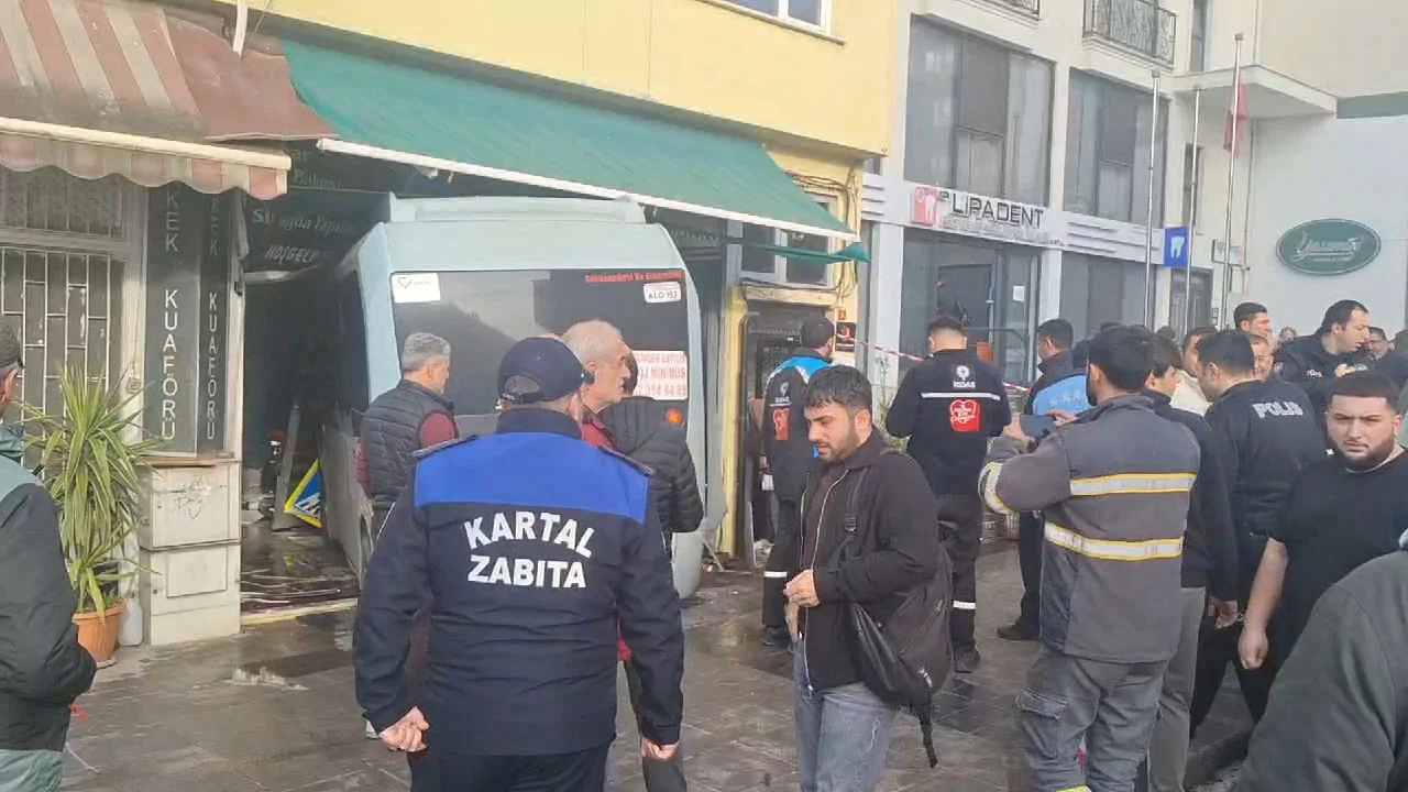 İstanbul Kartal’da, kontrolden çıkan minibüsün iş yerine girmesi sonucu 3
