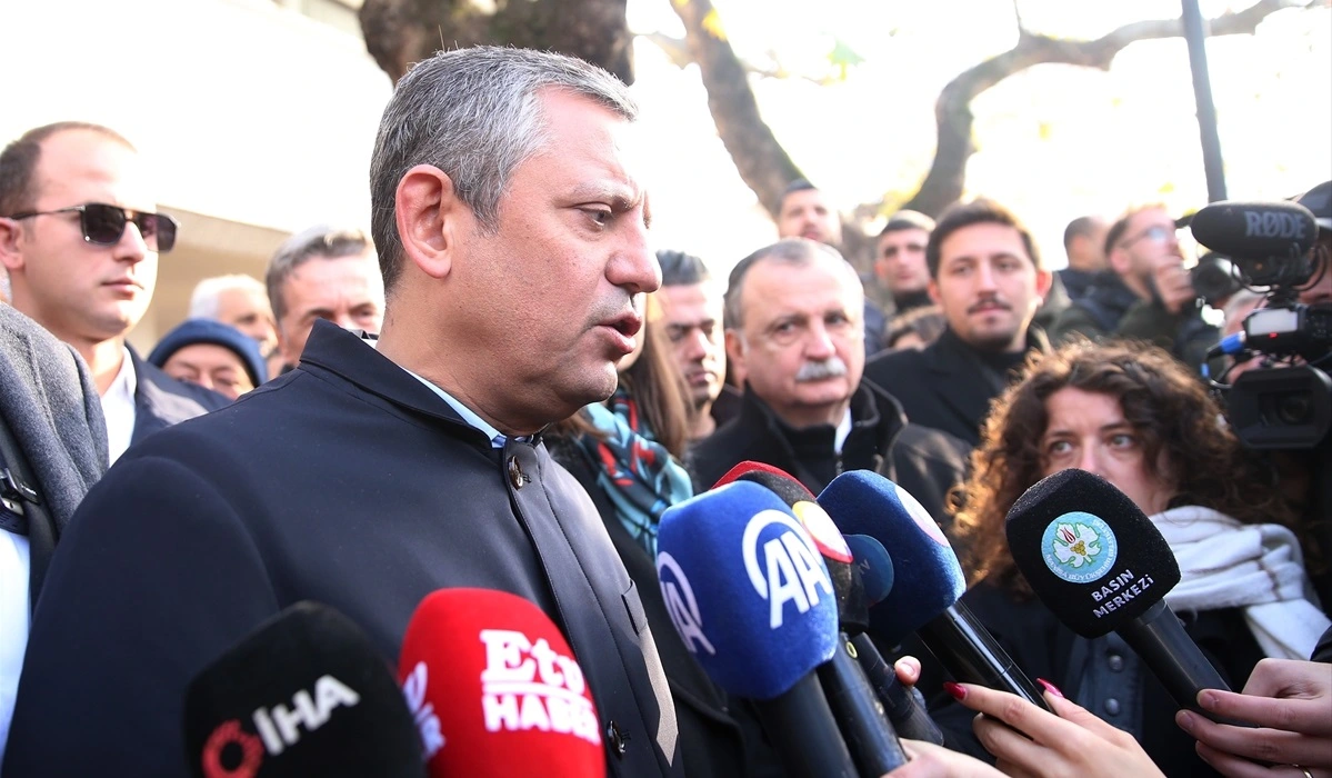 CHP lideri Özel, Manisa programı kapsamında Şehzadeler ilçesi Kuyumcular Caddesi’nde