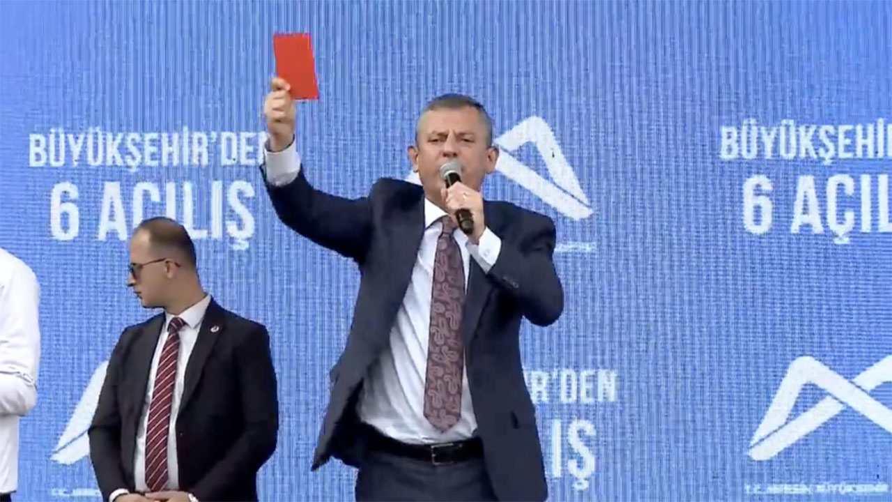 CHP Genel Başkanı Özgür Özel, Mersin İl Başkanlığı önünde yaptığı