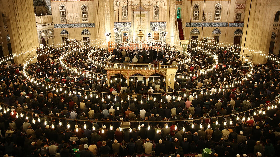 Regaip Gecesinde Cemaatle Namaz Kılınır mı? Regaip Kandilinde Hangi İbadetler Yapılmalı?