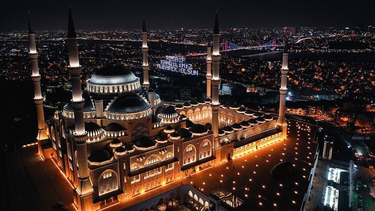 Üç ayların başlamasıyla birlikte, Müslümanlar için manevi bir yolculuk olan