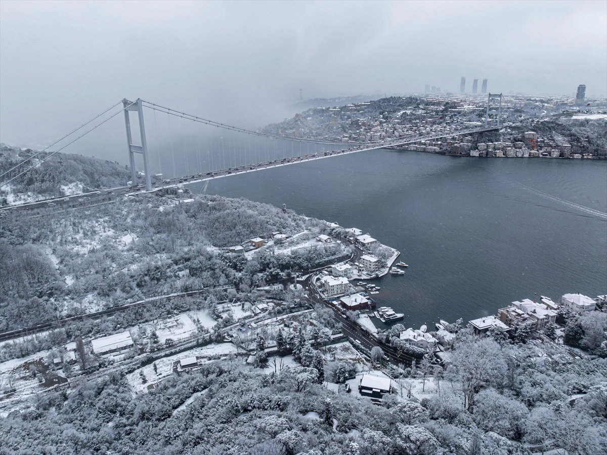 Altay kar fırtınası İstanbul‘da etkisini sürdürüyor. Çarşamba günü başlayan kar