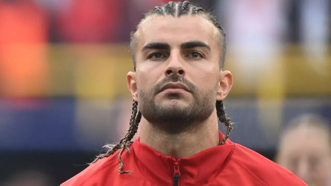 Galatasaraylı futbolcu Abdülkerim Bardakcı, Gaziantep FK karşılaşmasında gördüğü sarı kart