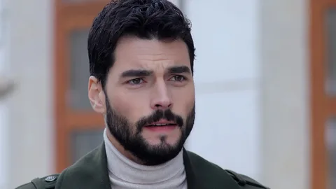 Akın Akınözü Biyografisi: Boyu, Kilosu, Yaşı, Aslen Nereli, Sevgilisi Kim, Evli mi, Hangi Dizi ve Filmlerde Rol Aldı?
