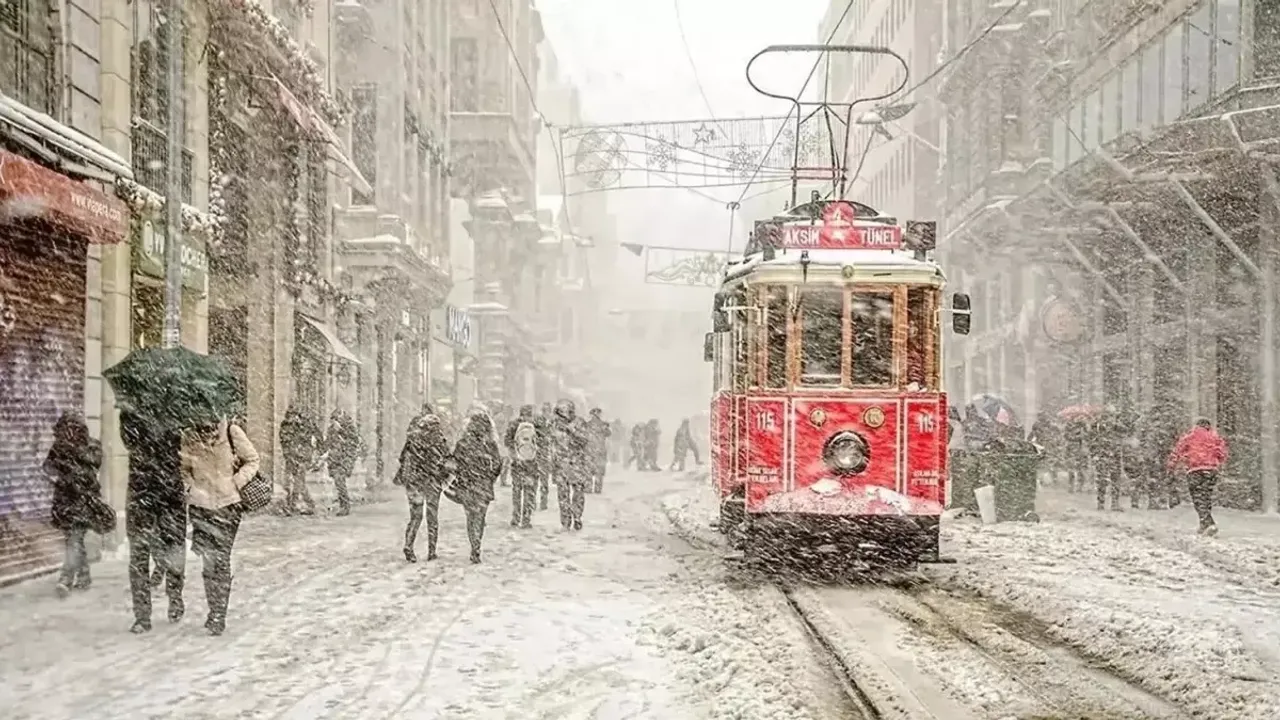 İstanbul Büyükşehir Belediyesi Afet Koordinasyon Merkezi (AKOM), kentte beklenen hava