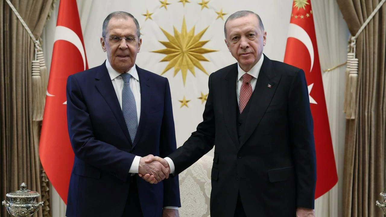 Cumhurbaşkanı Erdoğan, Rusya Dışişleri Bakanı Lavrov’u kabul etti. Cumhurbaşkanlığı Külliyesi’ndeki