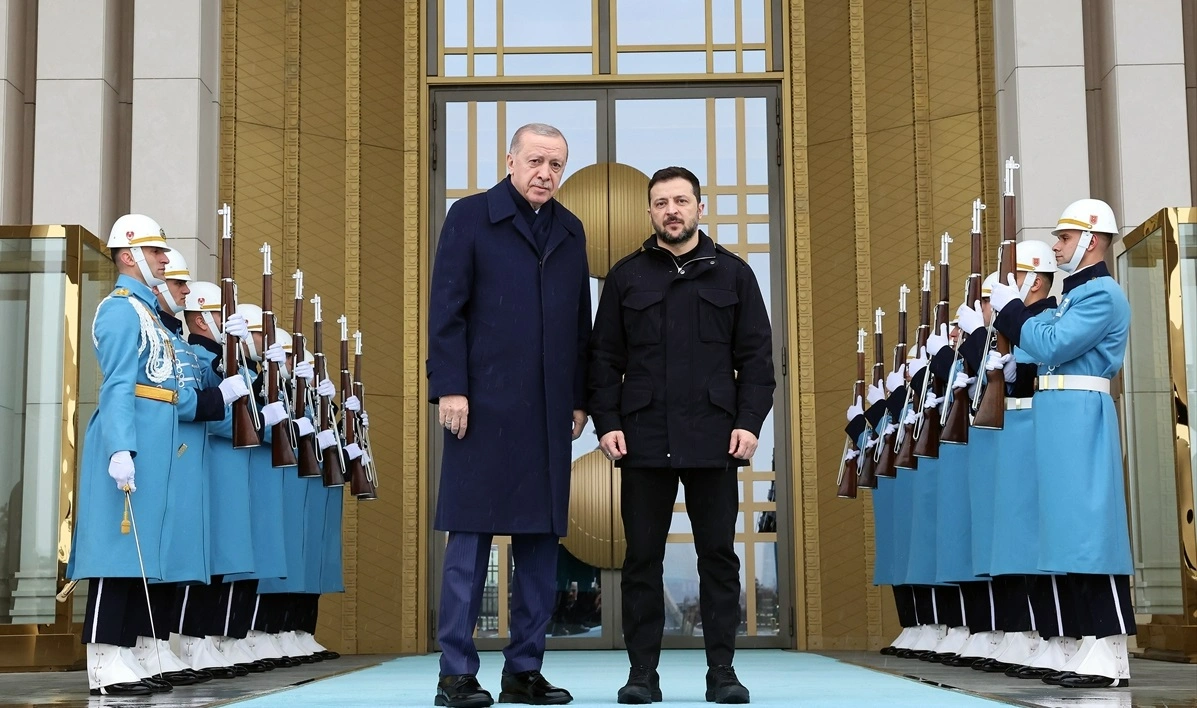 Cumhurbaşkanı Erdoğan, Zelenski’yi, Cumhurbaşkanlığı Külliyesi giriş kapısında karşıladı. Erdoğan ve