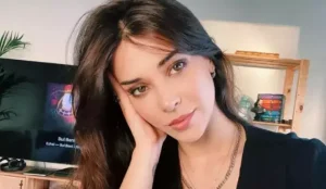 Türk televizyon dünyasının parlayan yıldızlarından Devrim Özkan, başarılı performansları ve