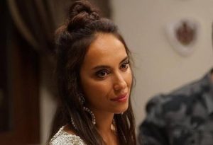 Başarılı oyunculuğuyla adından sıkça söz ettiren Duygu Sarışın, hem kariyeri