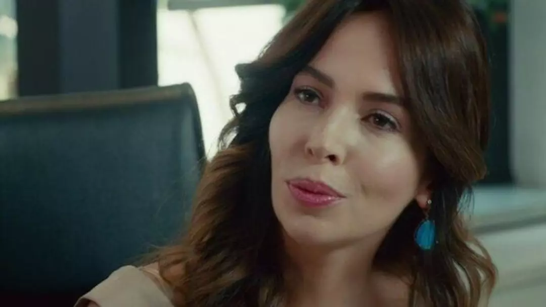 Esra Ronabar Kimdir? Aslen Nereli, Kaç Yaşında, Evli mi, Hangi Dizi ve Filmlerde Oynadı?
