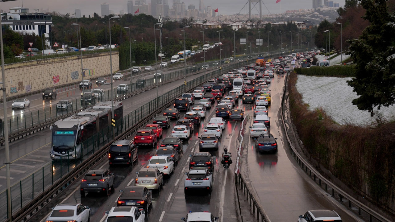 İstanbul’da kar yağışının etkisiyle bazı bölgelerde trafik yoğunluğu oluştu. Kentin